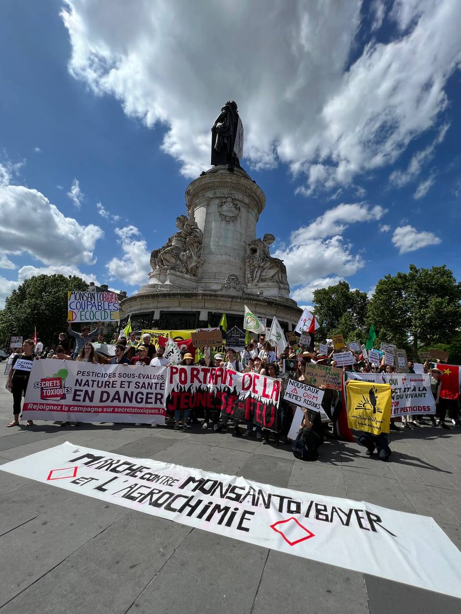 ActionJusClim75's tweet photo. Retour en images sur la marche contre Monsanto-Bayer de samedi.✊

1000 personnes dans la rue à Paris pour 
👉défendre la biodiversité, la santé, la justice environnementale 
👉demander des réparations pour les victimes du chlordécone et de l'agent orange ! https://t.co/mPXCHDHpN4