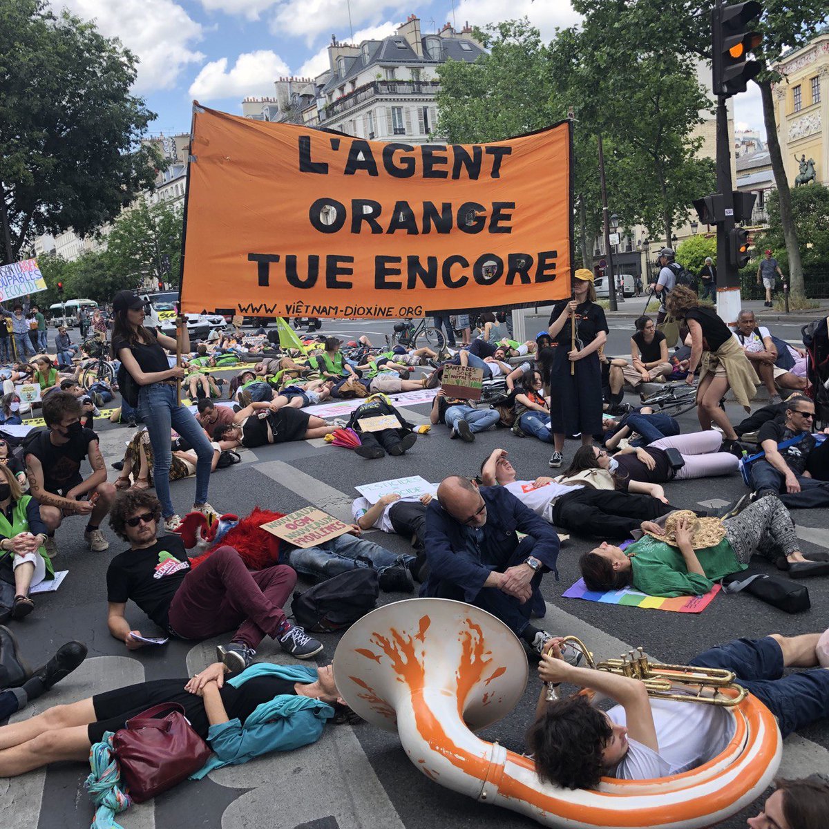 ActionJusClim75's tweet photo. Retour en images sur la marche contre Monsanto-Bayer de samedi.✊

1000 personnes dans la rue à Paris pour 
👉défendre la biodiversité, la santé, la justice environnementale 
👉demander des réparations pour les victimes du chlordécone et de l'agent orange ! https://t.co/mPXCHDHpN4
