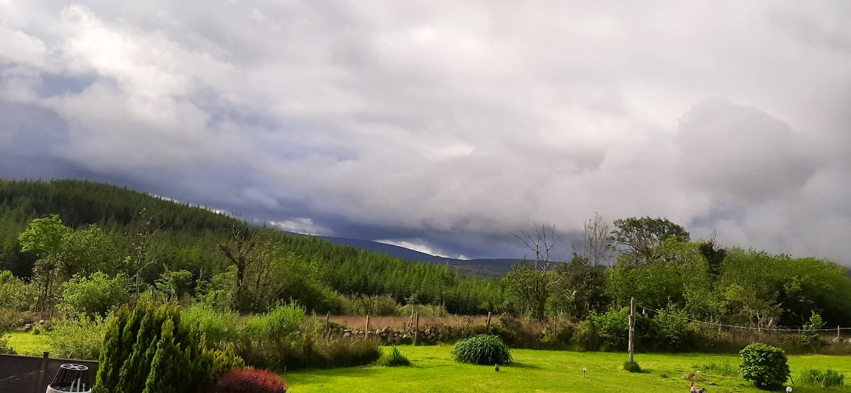 dowrathai's tweet photo. The mountain has disappeared #cuilcaghmountain #iriahweather https://t.co/dN1twkEOpO