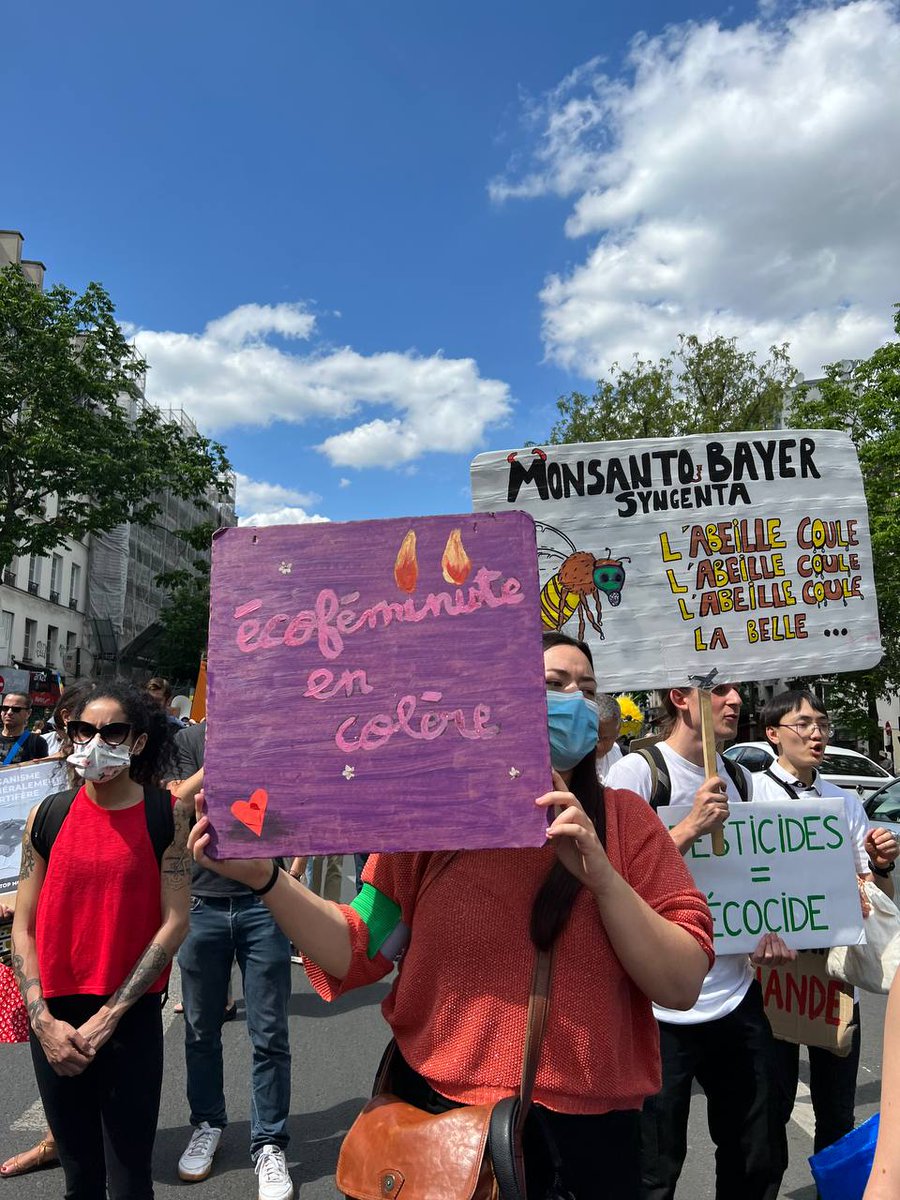 Retour en images sur la marche contre Monsanto-Bayer de samedi.✊

1000 personnes dans la rue à Paris pour 
👉défendre la biodiversité, la santé, la justice environnementale 
👉demander des réparations pour les victimes du chlordécone et de l'agent orange !