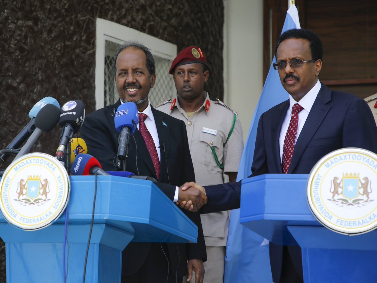 TheVillaSomalia's tweet photo. H.E President @HassanSMohamud has officially assumed office as the 10th President of the Federal Republic of Somalia following an Official handover ceremony held at Villa Somalia. H.E President Hassan thanked our 9th President H.E @M_Farmaajo for his service &amp; great leadership. https://t.co/VwKtgGgmRA