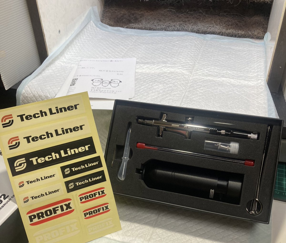 Flying5188's tweet photo. ゴシマ大隊長から賞をいただいた賞品を
早速、開封でござる
付属品がいい! で手書き(コピー)のコメントが優しい感じ
#RAYWOOD
#PROFIX
#TechLiner
#充電式エアブラシ https://t.co/ybQgDeUU0G