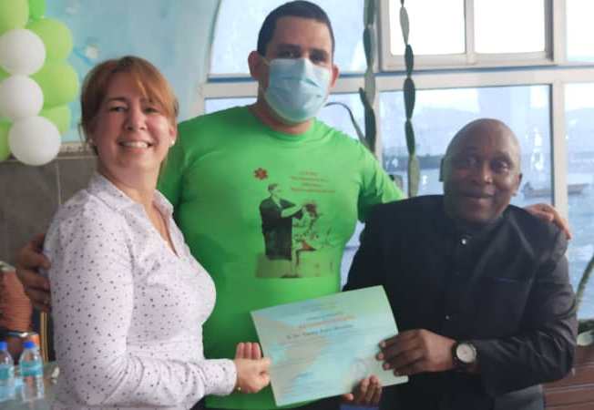 MallulyDiaz's tweet photo. A propósito Aniversario 59 colaboración médica cubana X el mundo, asistimos acto en Distrito Luba, presidido X Gobernador Bioko Sur, Justo Javier  y Delegado Gobierno ese distrito, Cristobal Ambrosio, en el q se realizó reconocimiento miembros Brigada Médica cubana #DíaDeÁfrica https://t.co/I8XYAgPiEU