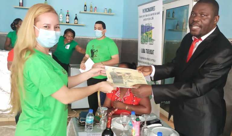 MallulyDiaz's tweet photo. A propósito Aniversario 59 colaboración médica cubana X el mundo, asistimos acto en Distrito Luba, presidido X Gobernador Bioko Sur, Justo Javier  y Delegado Gobierno ese distrito, Cristobal Ambrosio, en el q se realizó reconocimiento miembros Brigada Médica cubana #DíaDeÁfrica https://t.co/I8XYAgPiEU
