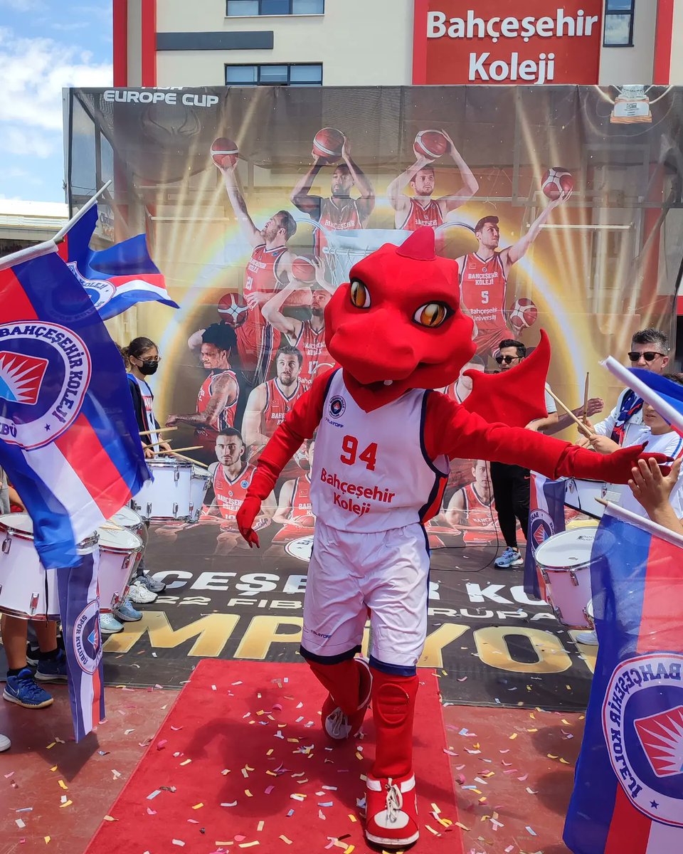bkbeylikduzu's tweet photo. #FIBAEuropeCup Şampiyonluk Kupası Kampüsümüzde 🏆

❤️💙 #FlyHighTogether#ŞampiyonBahçeşehir @BKBasketbol @dagozlem @ErkenCocukluk @ozgeeasln @TamerrAktas https://t.co/8LR7MzGhqV