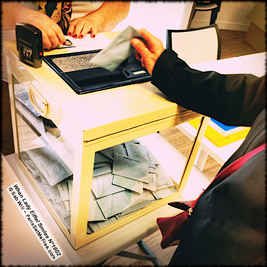 parissetmefree's tweet photo. 𝗪𝗛𝗘𝗡 𝗟𝗔𝗗𝗬 𝗘𝗜𝗙𝗙𝗘𝗟 𝗦𝗠𝗜𝗟𝗘𝗦 𝗡°𝟭𝟲𝟬𝟮 (Aux urnes, camarades! 😬 🗳 🤯)
𝗩𝗢𝗟𝗨𝗠𝗘 𝟯 - 𝗕𝗼𝗼𝗸 𝟮 - 𝘾𝙝𝙖𝙥𝙩𝙚𝙧 𝟳 - 𝘊𝘩𝘳𝘰𝘯𝘪𝘤𝘭𝘦 9
---------------------------------------------
🤪 𝗧𝗲𝘅𝘁 &amp; 𝗣𝗵𝗼𝘁𝗼𝘀 © 𝙎𝙖𝙗 𝙒𝙞𝙡𝙡 𝟮𝟬𝟮𝟮 ❣️️ https://t.co/sGI6jA4sQj