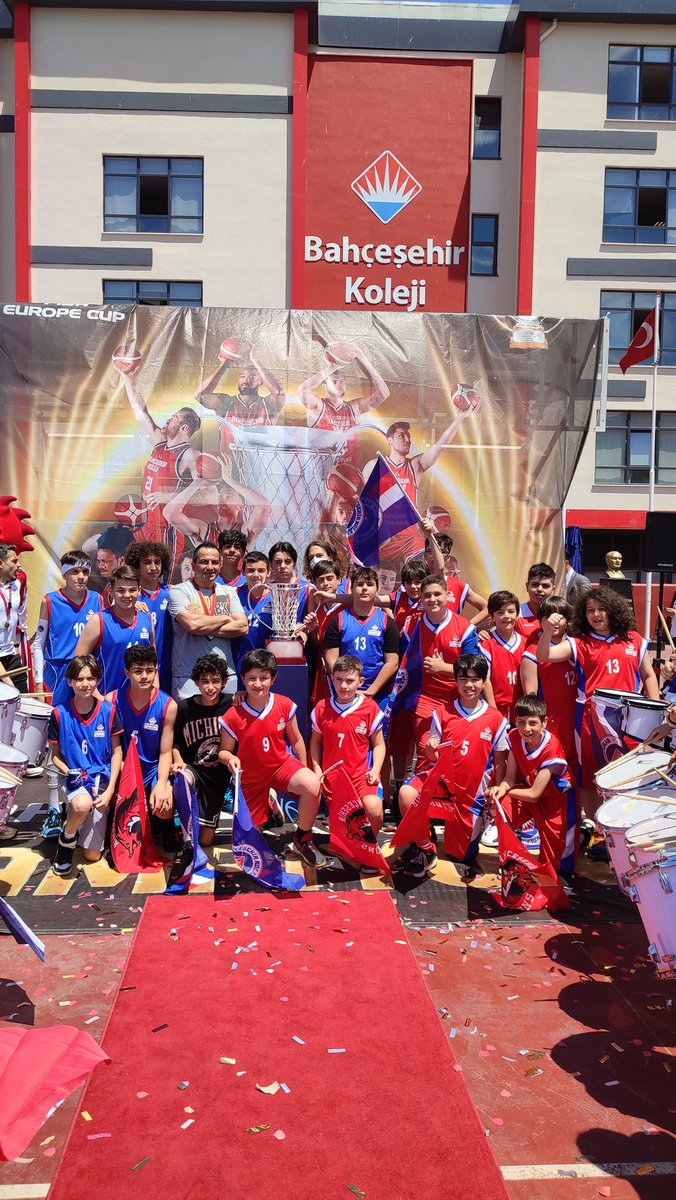 bkbeylikduzu's tweet photo. #FIBAEuropeCup Şampiyonluk Kupası Kampüsümüzde 🏆

❤️💙 #FlyHighTogether#ŞampiyonBahçeşehir @BKBasketbol @dagozlem @ErkenCocukluk @ozgeeasln @TamerrAktas https://t.co/8LR7MzGhqV