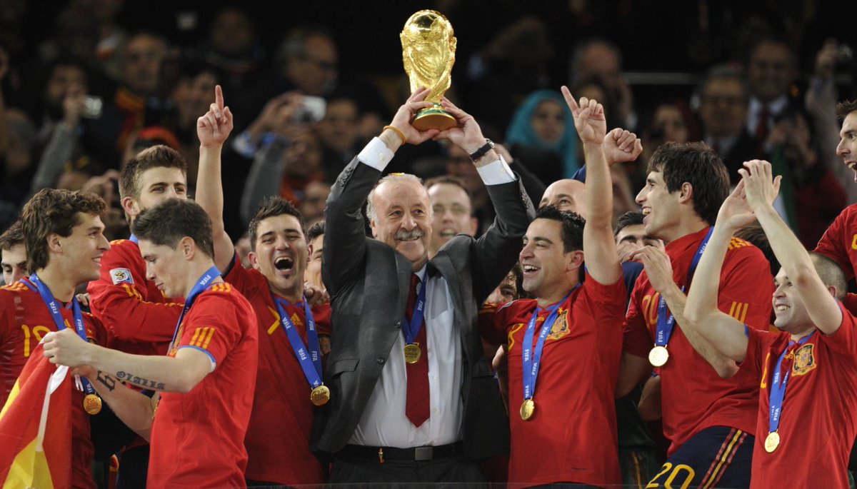 RuizFran_'s tweet photo. "Un vestuario sano vale más que 100 horas de táctica" 
👤Vicente del Bosque

⚠️A veces nos centramos demasiado en analizar pequeños detalles técnicos, tácticos, físicos... (Importantísimos) pero nos ciegan y hacen que nos olvidemos del vestuario, de los jugadores, de las PERSONAS https://t.co/JblwMniH9v