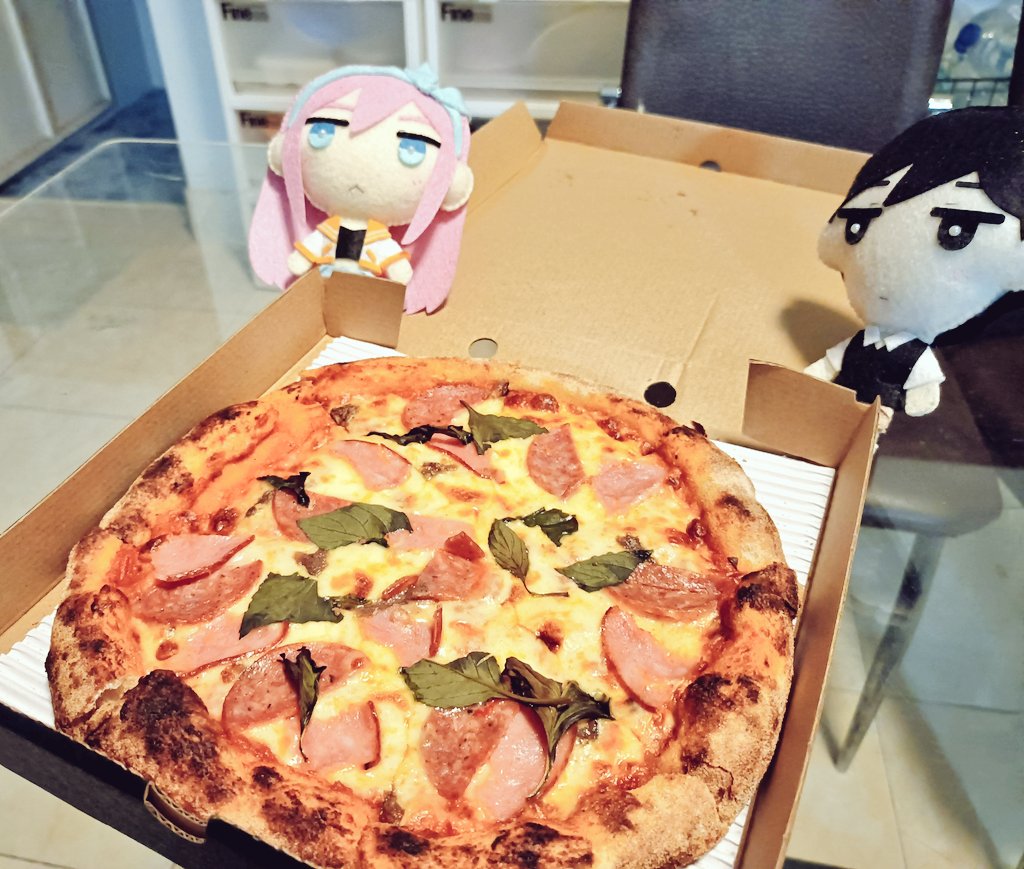 misa_fullmetal's tweet photo. HBD Aubrey, here is your pizza 😎✨ https://t.co/eWr8HgrOb0