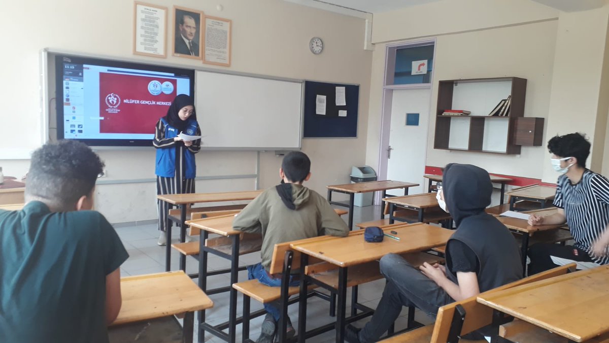 GSB_NiluferGM's tweet photo. "Kendini ne kadar tanıyorsun ?"
İletişim oyunları ile sınıf içi hareketliliği artırırken gençlerin kendilerini tan��malarını da sağlıyoruz 😇

#MeekezimHerYerde
#EgitimTimi https://t.co/vk1c2HWCGP