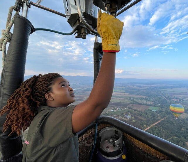MsNtfulini's tweet photo. Semakaleng Mathebula is the first South African hot air balloon pilot. Black excellency👏 https://t.co/s0Wjt0eNVC