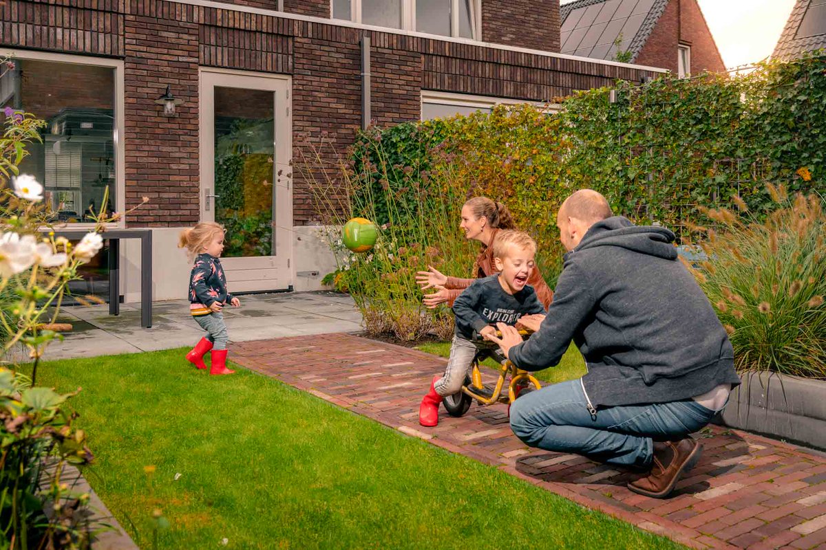 Minister <a href="/hugodejonge/">Hugo de Jonge</a> kiest voor stimulering van goedwerkende verkoopoplossingen om de kansen van middeninkomens op de woningmarkt te verbeteren. In Programma Betaalbaar Wonen benoemt hij daarbij KoopGarant, KoopStart en KoopSmarter. Lees onze reactie tinyurl.com/4y76adkr