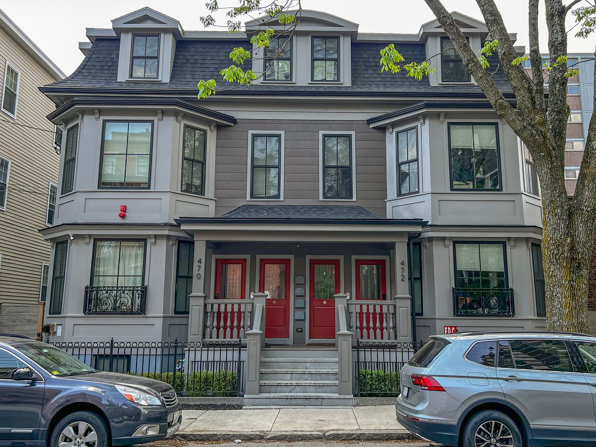 berkie1's tweet photo. With 4 units of housing on a 5,362sf lot, this Cambridge multi-family is a great example of the missing middle housing our region desperately needs. 

At a density of 33 units per acre, it's double the minimum density of 15 units per acre required by the MBTA Communities bill. https://t.co/SSw19qFiSX