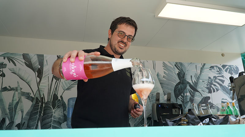enoturista_'s tweet photo. #LaManela, el bar de vins d'ArtCava (@elteucava), un lloc on les etiquetes es queden petites:

🍷Més que un #winebar
👨‍🎤 Més que un espai de #cultura amb actuacions
😎 Més que un #restaurant amb cuina de proximitat

 https://t.co/ivjv1i8G2I

@EricEnguita #penedes #enoturisme https://t.co/HDBKj5WR6T