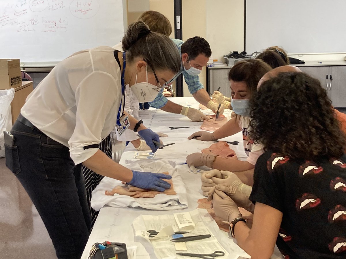 Hoy #formación muy interesante a enfermeras de #AtencionPrimaria #A8 sobre Actualización en Cirugía Menor y taller práctico de suturas. <a href="/MartaMalnero/">Marta Malnero</a> <a href="/PepaNurse/">Pepa</a>