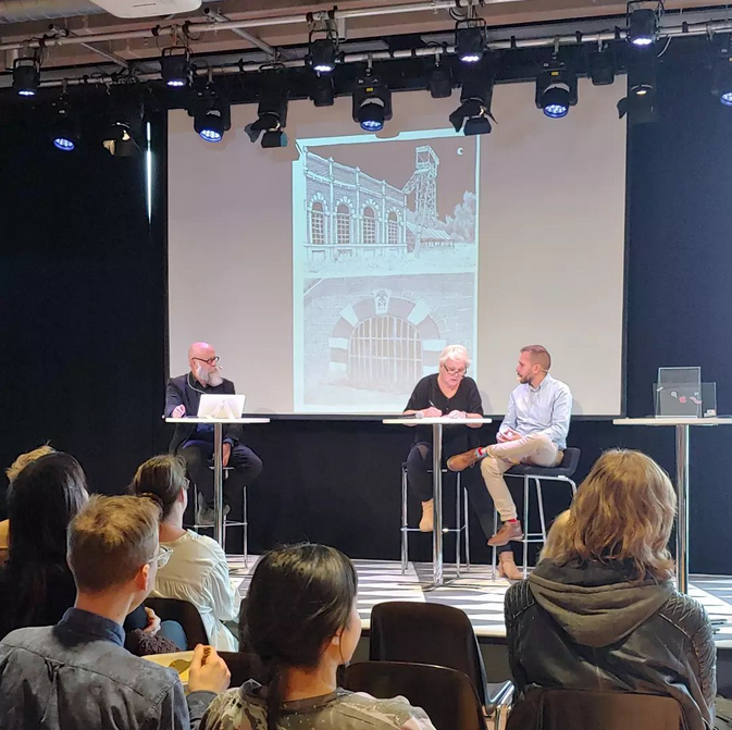 alfonsozapico's tweet photo. Fin del periplo sueco, tack a Ola Hellsten y a los amigos de la Kulturhuset y del @IC_Stockholm por abrirnos sus puertas, y gracias a @palabraforlag por atreverse a publicar cómic español en🇸🇪En realidad no hacía tanto frío en Estocolmo para ese abrigo, pensé que iba a Laponia https://t.co/x8f0NPsDx5