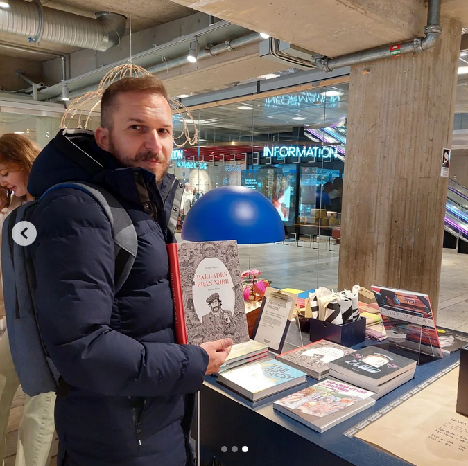 Fin del periplo sueco, tack a Ola Hellsten y a los amigos de la Kulturhuset y del <a href="/IC_Stockholm/">Instituto Cervantes Stockholm</a> por abrirnos sus puertas, y gracias a @palabraforlag por atreverse a publicar cómic español en🇸🇪En realidad no hacía tanto frío en Estocolmo para ese abrigo, pensé que iba a Laponia