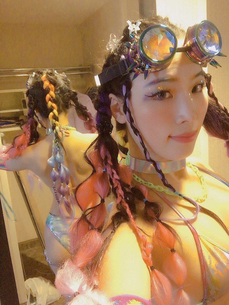 一日目は生きて帰れるかわからんから調子乗らん程度にドレスアップ
二日目は体力無くて時間足りずメイクアップの時間が足りず
三日目にやっと気合い入れれたw
遅すぎw

気合い入れるとこんなにオシャレ出来るから今日はめっちゃみんな褒めてくれた😍おそw
髪の毛もアイシャドウもアイブロウも全部🌈