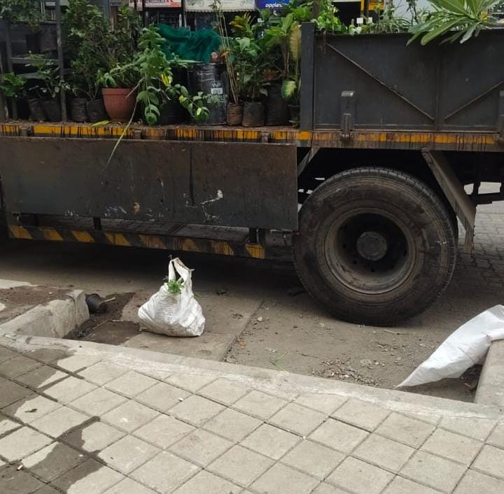 mybmcwardKW's tweet photo. @SansaniNewsPost @CMOMaharashtra @mybmc @MumbaiPolice @mpcb_official @AUThackeray @sanjayp_1 Sir, Your Complaint has been attended. Checkout the Photographs attached herewith. https://t.co/vmdY2UVOv3