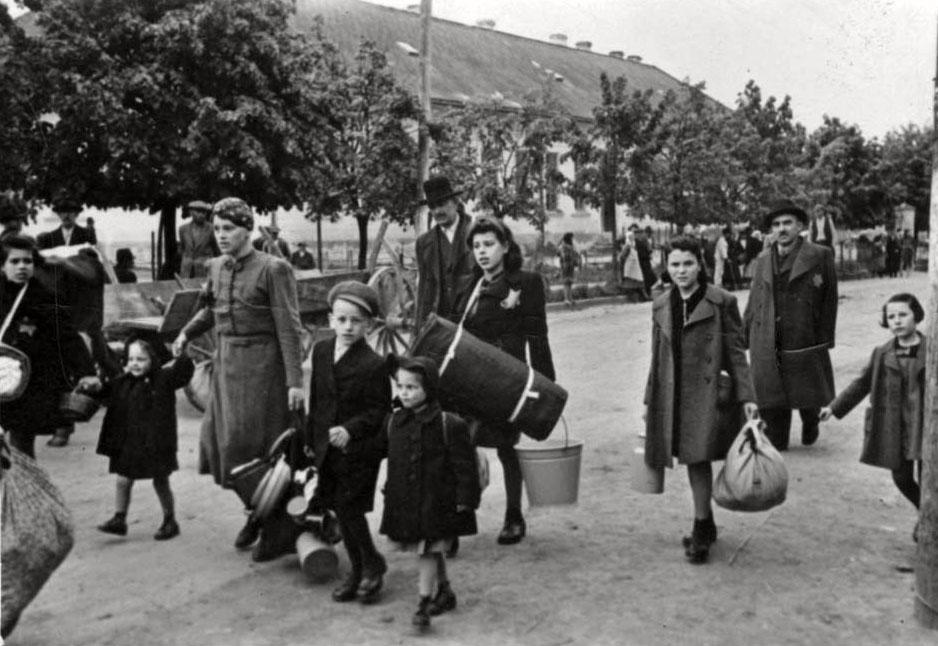 YadVashemFr's tweet photo. #SurLaPhoto
Tova (coiffée d'un foulard) et Salomon Findling (l’homme de grande taille derrière elle) avec leurs enfants Frederika, Helena, Mikulas et Israël, en compagnie d'autres #Juifs #déportés avec eux le #23mai 1942, de #Stropkov, en #Slovaquie.

https://t.co/nylLM8J17D https://t.co/fxcviebPIu