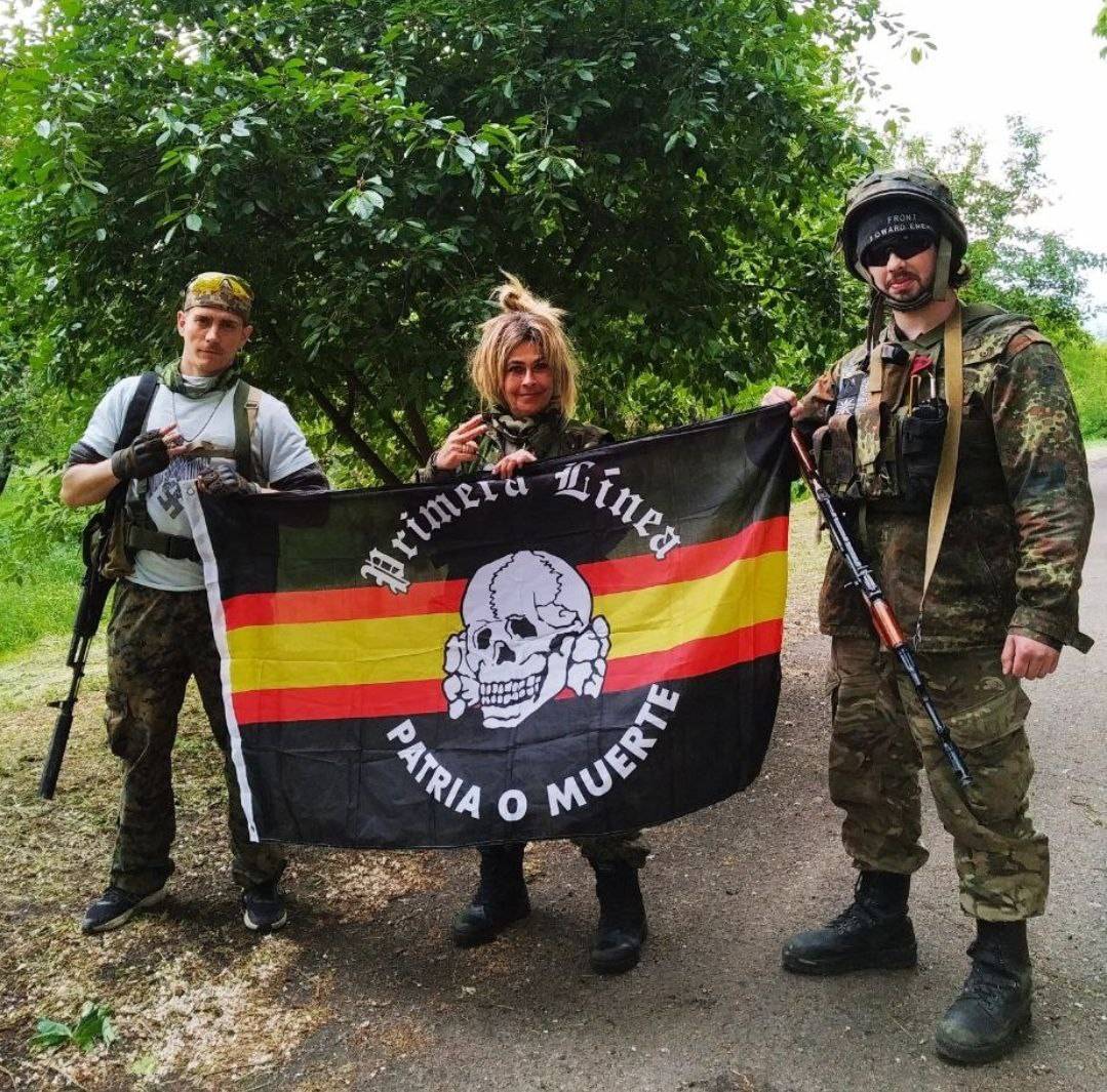 Ana Cristina Cardoso, neonazi portuguesa en Ucrania con una bandera nazi española. Es del grupo nazi portugués Nova Ordem Social.