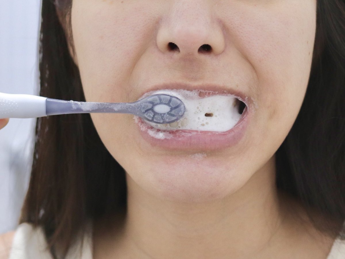 peartunwarat's tweet image. ป้ายยา! ยาสีฟันสูตรฟันขาวตัวใหม่ ไอเทมเด็ด เหมาะกับ lifestyle แบบเรา Optic White O2 ตัวใหม่ของคอลเกต ชอบความรู้สึกตอนเริ่มแปรงมาก จะรู้สึกอุ่นๆ ฟองโฟมนุ่ม สบายปากมาก ใช้นาน 3-4 วันละ ฟันขาวขึ้น 1 เฉดจริง ลองมาแล้วกับตัวเอง อะเมซิ่งมาก รู้สึกมั่นใจขึ้นเลย #SmileOutLoud