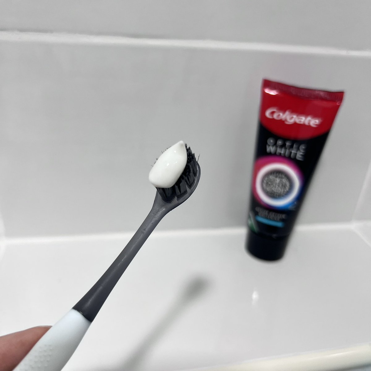 peartunwarat's tweet image. ป้ายยา! ยาสีฟันสูตรฟันขาวตัวใหม่ ไอเทมเด็ด เหมาะกับ lifestyle แบบเรา Optic White O2 ตัวใหม่ของคอลเกต ชอบความรู้สึกตอนเริ่มแปรงมาก จะรู้สึกอุ่นๆ ฟองโฟมนุ่ม สบายปากมาก ใช้นาน 3-4 วันละ ฟันขาวขึ้น 1 เฉดจริง ลองมาแล้วกับตัวเอง อะเมซิ่งมาก รู้สึกมั่นใจขึ้นเลย #SmileOutLoud