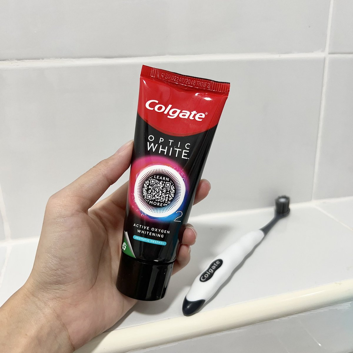 peartunwarat's tweet image. ป้ายยา! ยาสีฟันสูตรฟันขาวตัวใหม่ ไอเทมเด็ด เหมาะกับ lifestyle แบบเรา Optic White O2 ตัวใหม่ของคอลเกต ชอบความรู้สึกตอนเริ่มแปรงมาก จะรู้สึกอุ่นๆ ฟองโฟมนุ่ม สบายปากมาก ใช้นาน 3-4 วันละ ฟันขาวขึ้น 1 เฉดจริง ลองมาแล้วกับตัวเอง อะเมซิ่งมาก รู้สึกมั่นใจขึ้นเลย #SmileOutLoud