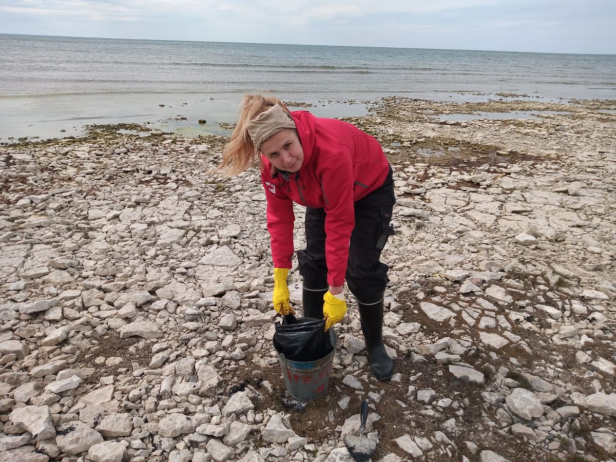 ELFond's tweet photo. Masuudireostus #Vormsi ja #Hiiumaa randades! Eelmisel nädalal avastati reostus Vormsi 20 km pikkusel rannaribal. Seda asusid koristama kohalikud ja ELFi õppinud #naftavabatahtlikud. Samasugune reostus on ka Hiiumaal, kuhu vald ootab abikäsi.
@EUROWA_EU https://t.co/WCGDgiLmHQ
