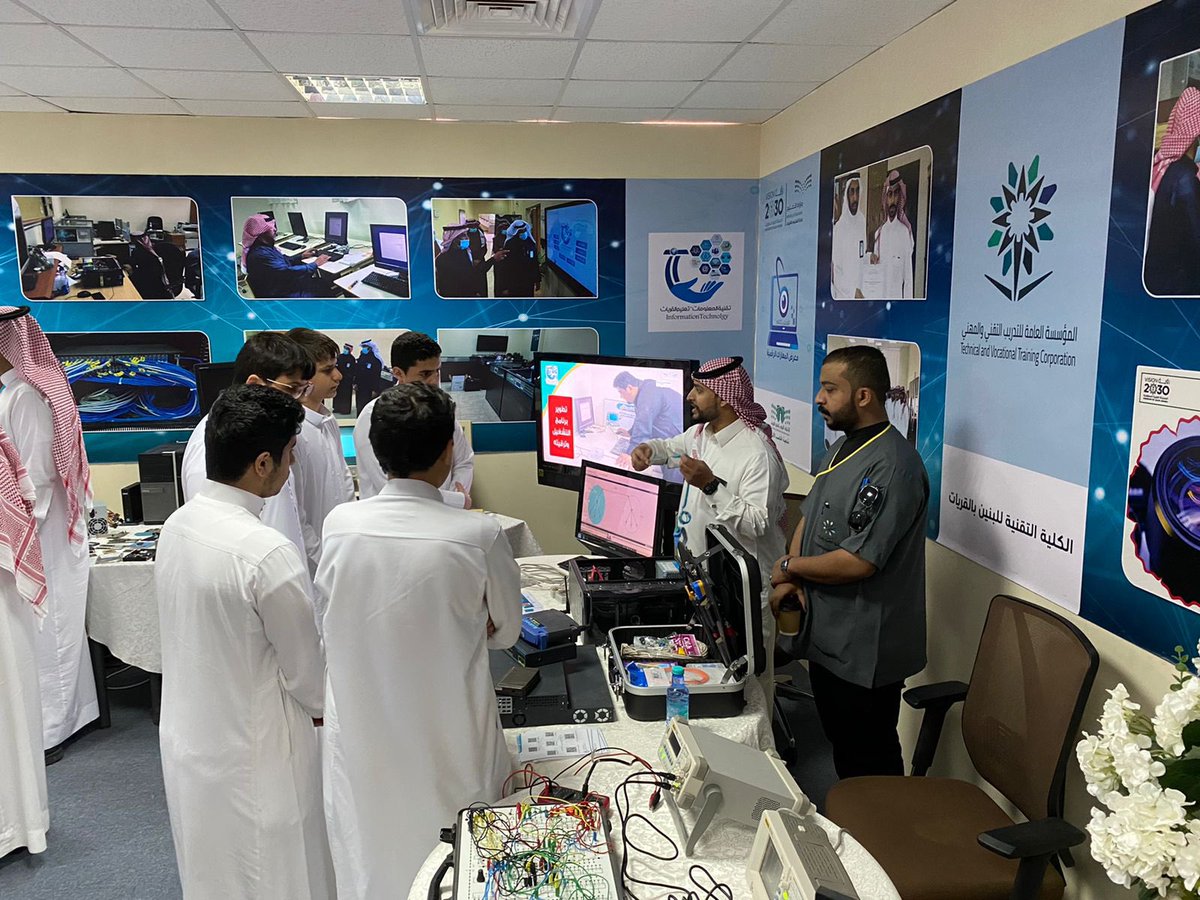 Tvtc_g_qurayat's tweet photo. مشاركة #تقنية_القريات ممثله بقسم الحاسب الآلي في معرض المهارات الرقمية 
#تعليم_القريات  @MOE_QRT 
#التدريب_التقني https://t.co/wXKh9Wwyzl