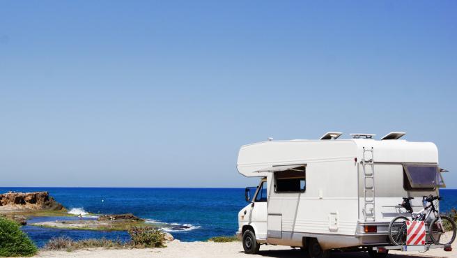 Ibiza es un lugar privilegiado para disfrutar de playa, sol y autocaravana. Una combinación perfecta para recorrer la isla a tu aire y disfrutar de unas vacaciones en total libertad. En la isla sí hay calas en las que podrás aparcar.
#autocaravanas #campers #viajar #ibiza