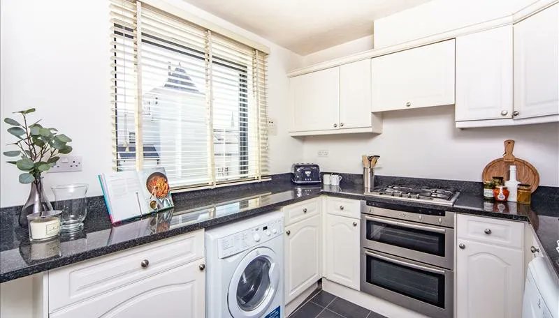 PropertyExperts's tweet photo. This superb two-bedroom apartment is set over 665 sq ft located in the heart of South Kensington. The apartment consists of a large bright reception room with full-length windows, two double bedrooms, a bright modern kitchen with integrated appliances, modern fitted bathroom. https://t.co/0VvFvc3yAk