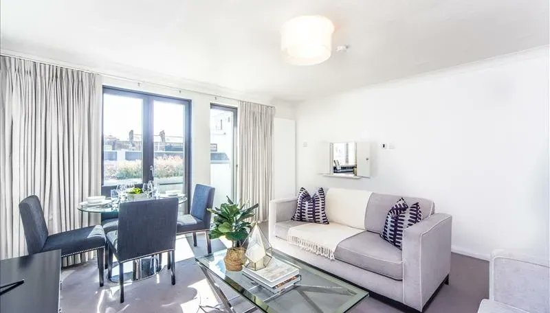 PropertyExperts's tweet photo. This superb two-bedroom apartment is set over 665 sq ft located in the heart of South Kensington. The apartment consists of a large bright reception room with full-length windows, two double bedrooms, a bright modern kitchen with integrated appliances, modern fitted bathroom. https://t.co/0VvFvc3yAk