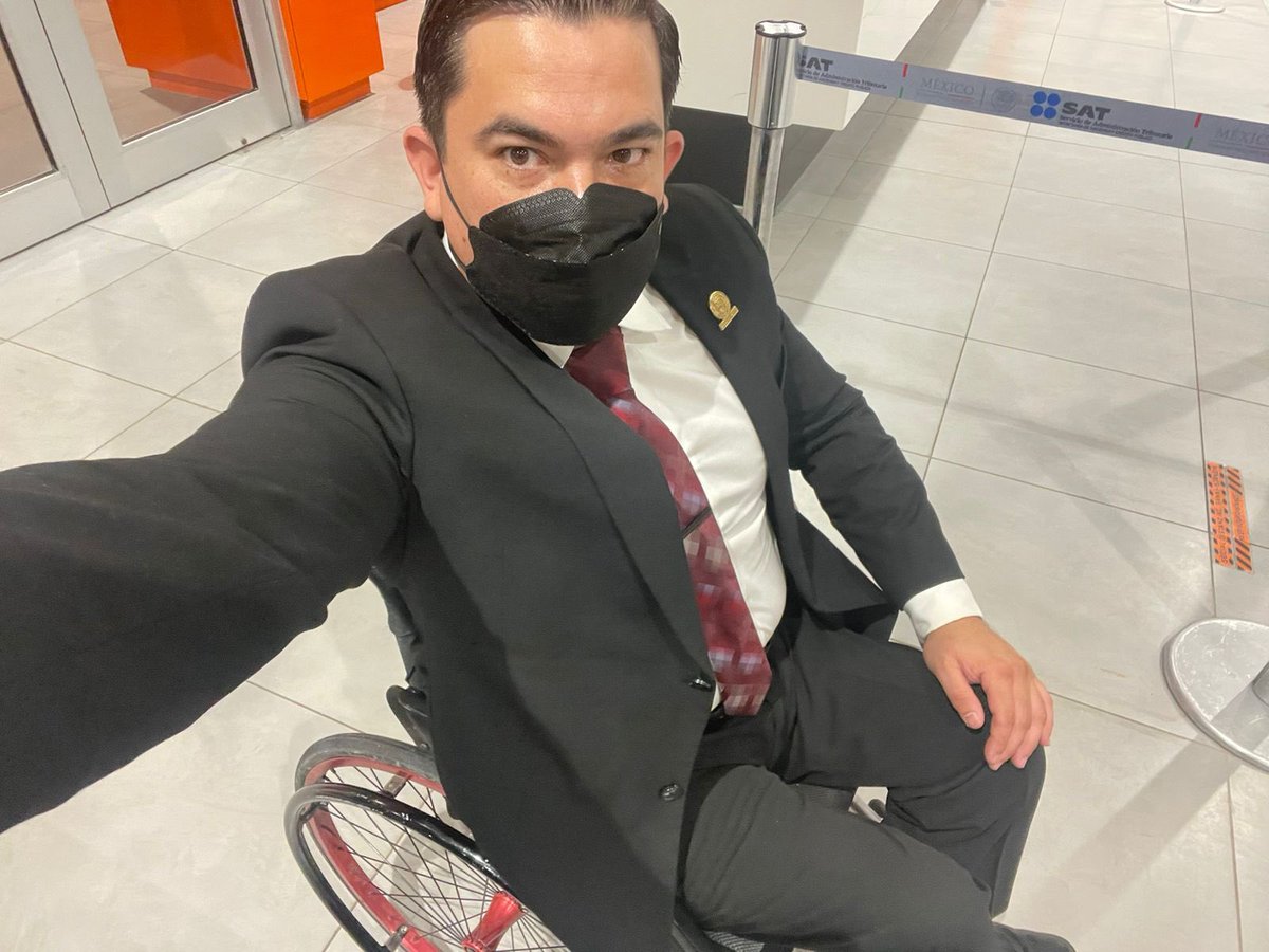 ElifaGomezL's tweet photo. No deja @Aeromexico abordar al diputado @marcogallegosG3 por que usaba silla de ruedas y no les aviso antes, es una pena que todavía exista en México discriminación, muy mal por ustedes @Aeromexico !! https://t.co/teOO3S6dHR