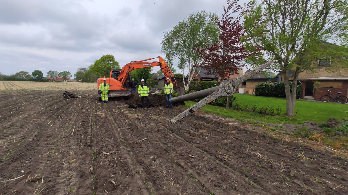 HanseWerk's tweet photo. Geschafft: Die letzten Strommaste in #Goldebek sind unter die Erde gewandert. Bei Nieder- und Mittelspannung ist das Amt Mittleres Nordfriesland nun freileitungsfrei. Ein Gewinn für die #Versorgungssicherheit, betont @SH_Netz Bauleiter Torben Petersen. 👉https://t.co/Hq2iIp2Nca https://t.co/ufvGKLeeV2