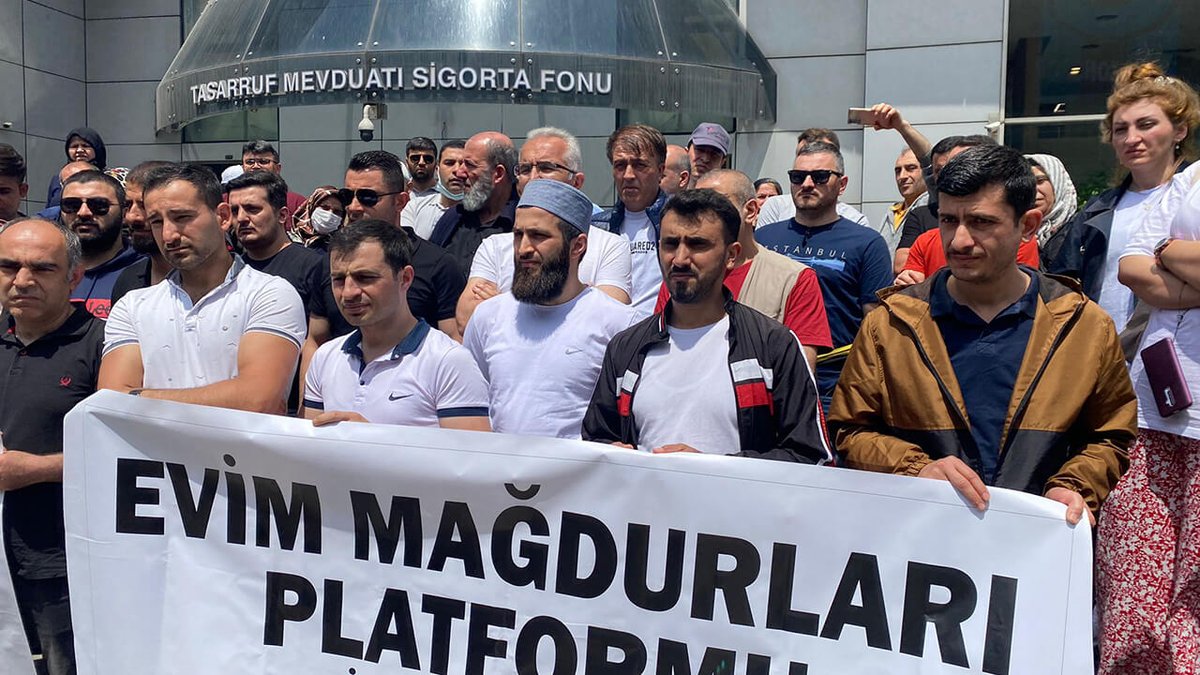 emlakkulisicomm's tweet photo. Evim Mağdurları bir kez daha TMSF önünde! 54 bin Evim Mağduru tek ses tek yürek! https://t.co/RiYXH2z9Z0 #evim #EvimMağdurlarıTmsfÖnünde #evimmağdurları #sondakika #sondakikahaber https://t.co/jVCghN3Eh6