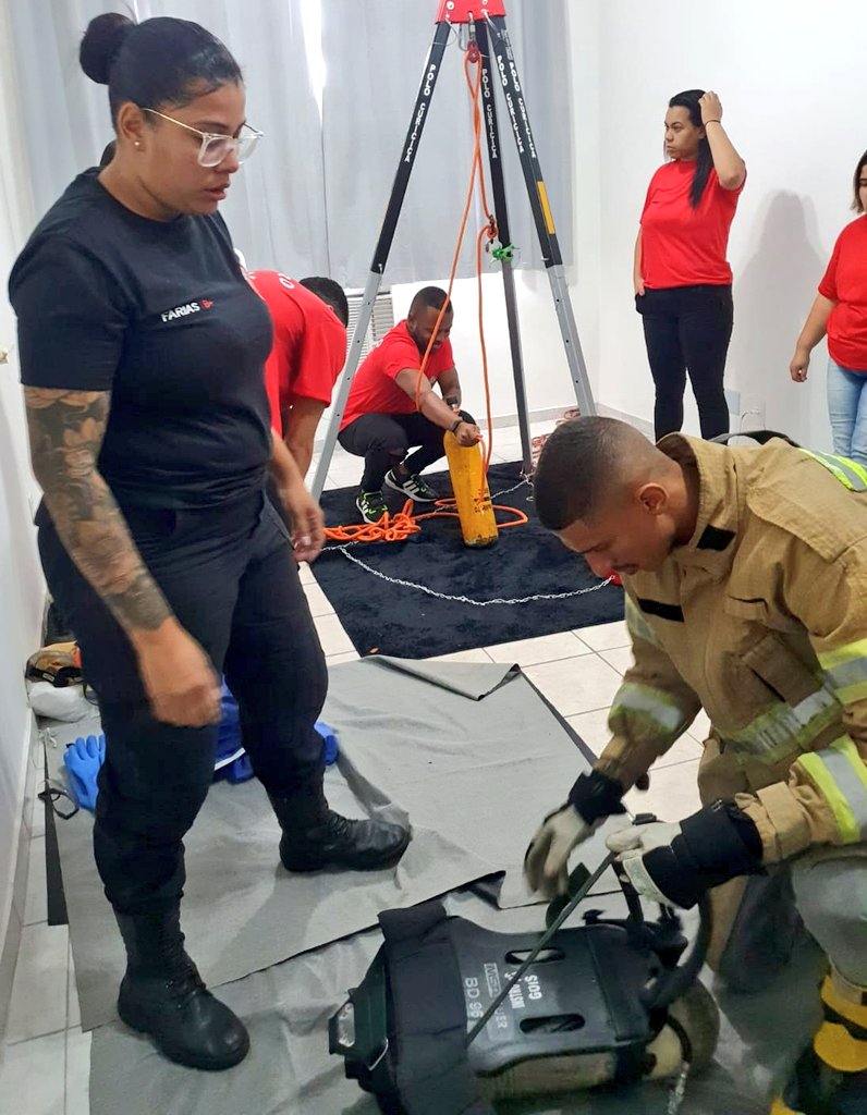 RenataF94992118's tweet photo. É uma honra ter aprendido e muito ORGULHO de poder ensinar 🫶🏼🖤

#BombeiroCivil #PoloBangu #Turma01 👊🏼❤ https://t.co/14ETPum9Az