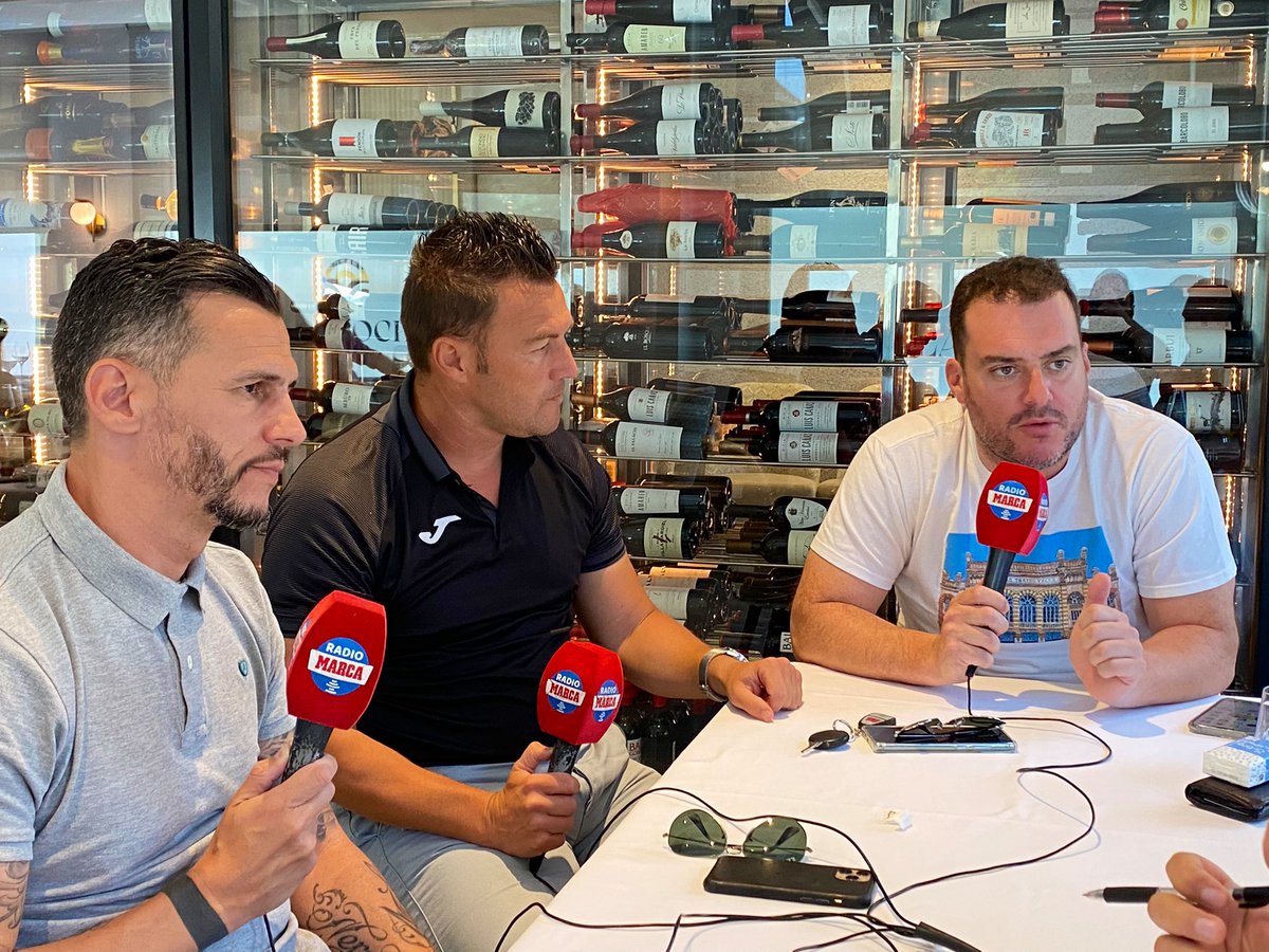 rmarcasevilla's tweet photo. Ya estamos con nuestros invitados en la tertulia final de temporada desde Cala Roche en Avenida Ramón y Cajal 8 https://t.co/GydGzwZvR8