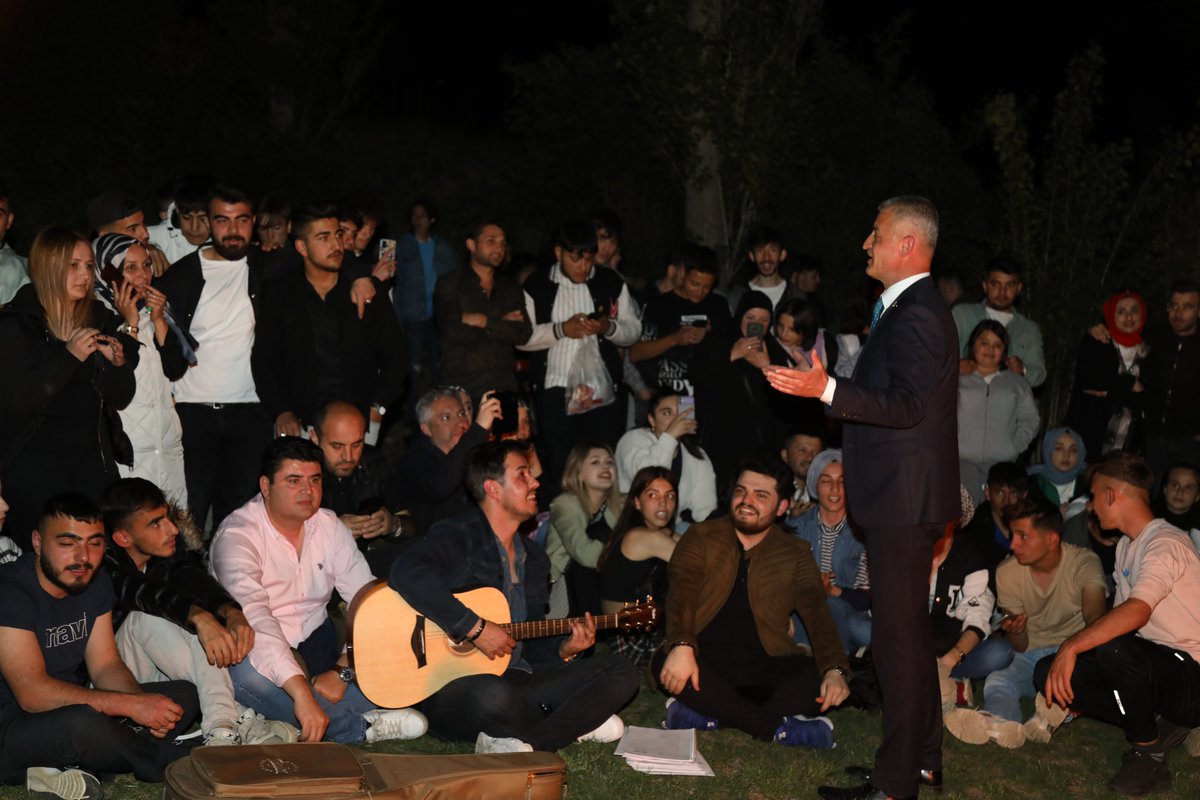 cubukbelediyesi's tweet photo. Kaymakamımız Adem Keleş’in de eşlik ettiği kampta yüzlerce genç katılırken, gençler etkinlikte yakılan gençlik ateşi etrafında gitar eşliğinde gönüllerince eğlendi.
.
.
#ÇubukBelediyesi #TamBelediyecilik #TamFestival #TamGençlik #TamFest #Kampateşi #Kamp https://t.co/9IOFXU6r8e