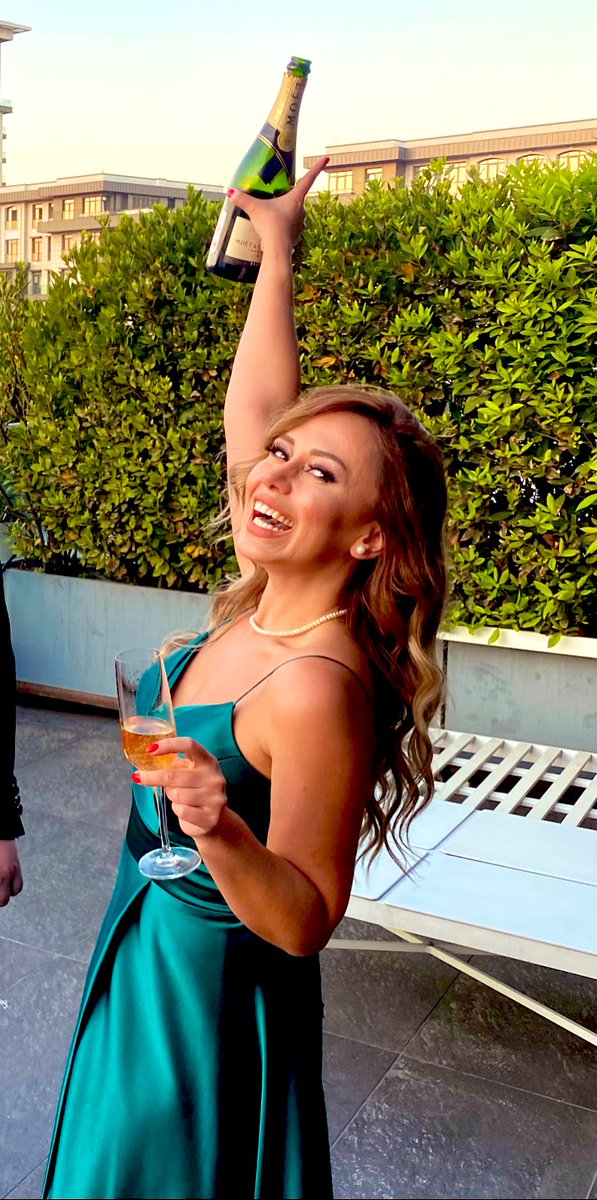 SibelintheSofia's tweet photo. Herkes ayni hizla evlenirken, her sira sana geldi dediklerinde bi kadeh icme gorevini bana verdiler 🤓 #weddingsummer #singlelikeapringle https://t.co/so0qgAaFyH