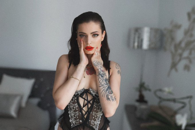 🖤🖤🖤 qu&rsquo;est ce que vous pensez de mon premier self shoot ? https://t.co/CIPep8yUoA<a href="/tag/mikehilton"class="tags"><span>#mikehilton</span></a>