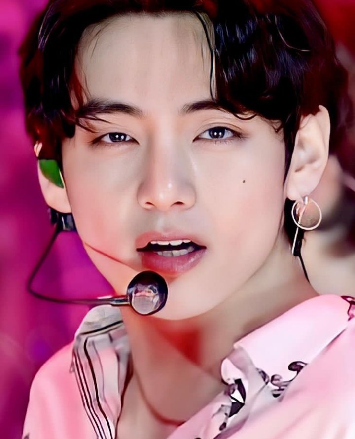 MilyTae1's tweet photo. Lo Amas?
Wey tengo todo el cuarto empapelado con sus pósters... Lo tengo de fondo de pantalla y desbloqueo en mi móvil. 
Despierto con su sexy voz como alarma. Te queda dudas?
#WELOVEYOUTAEHUNG #WeLoveYouTaehyung #KimTaehuyng https://t.co/gXHUkUOQ25