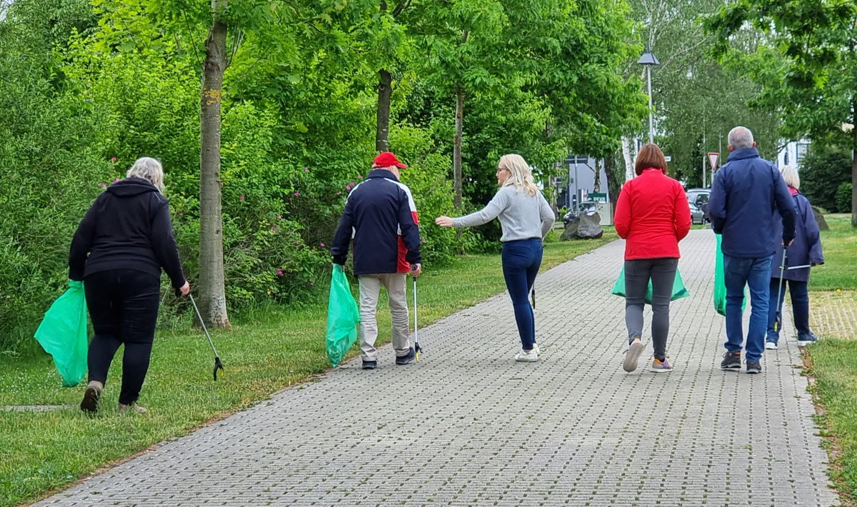 horn_helmut's tweet photo. @StaMaBaunatal Der "#Baunsbergpark" war wirklich sehr sauber. An #Müll waren überwiegend #Zigarettenkippen einzusammeln. Sie bestehen aus vielen giftigen Substanzen (#Arsen, #Blei, #Formaldehyd etc.) die für #Wasserorganismen giftig sind. https://t.co/csQJyNYmVI. https://t.co/tp6ZcEZ2sI