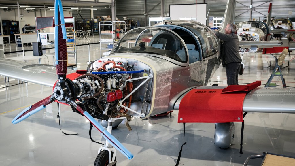 Face à l’impact prolongé de la crise du covid, <a href="/Sonaca_Aircraft/">Sonaca Aircraft</a> a décidé d’arrêter la production des #avions S200 et de se recentrer sur les services et l’après-vente. 
➡ lecho.be/entreprises/de…
✍️ Par <a href="/GossetOlivier1/">Gosset Olivier</a> |