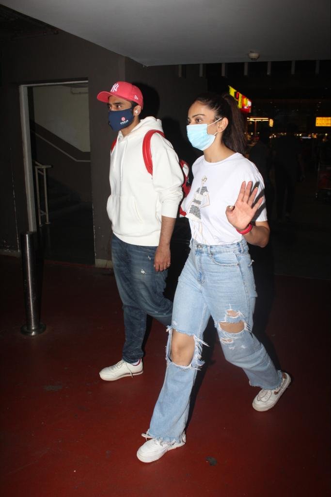 timeofbollywood's tweet photo. #RakulPreetSingh spotted with #JackkyBhagnani at the airport
#BollywoodCouples #CoupleGoals #CoupleOuting #CasualOutfit #CasualLook #CasualAttire #CasualAvatar #AirportLook #AirportFashion #AirportOuting #AirportOutfit #timeofbollywood https://t.co/b4xPFRjjB2