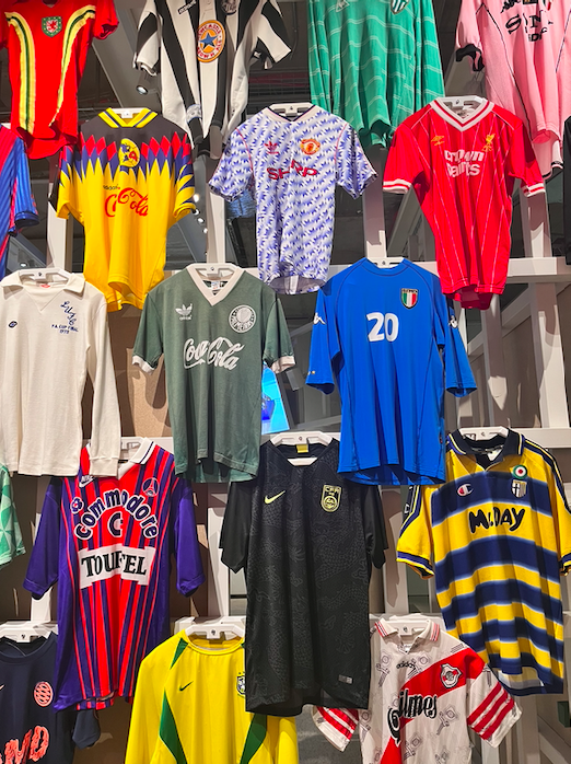DragonRougeUK's tweet photo. Our Dragons took a trip to see the @DesignMuseum Football: Designing the Beautiful Game exhibition last week. It was fantastic to explore the design stories and people behind the sport⚽️
#DesigningFootball #DRLDN #DRlife #AgencyLife #football #sports https://t.co/u9OtbVlkft