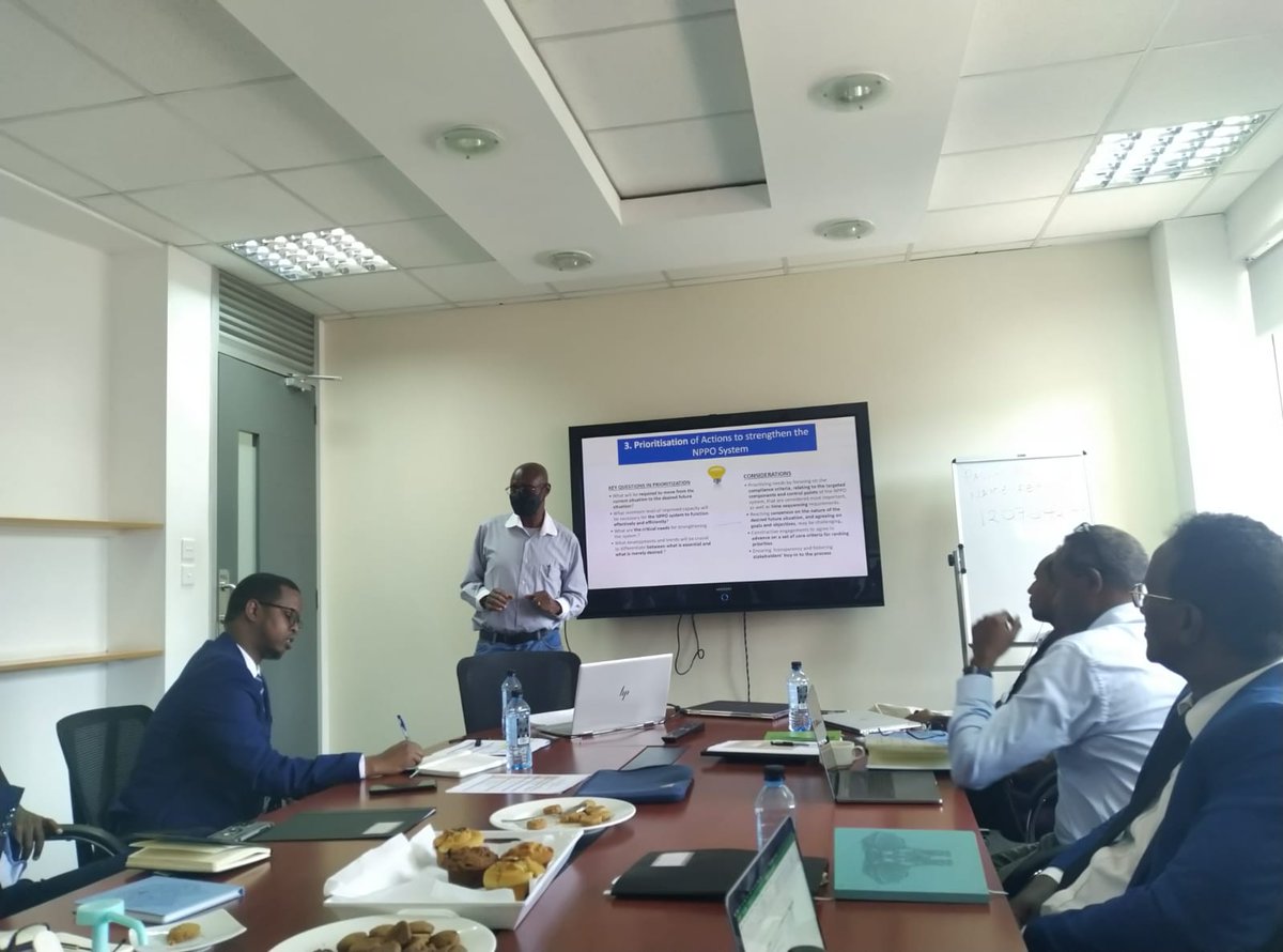 colead_link's tweet photo. #SomaliinKenya - Dr. Kedera explaining @COLEACP #RSAT tool to the Somali delegation. The RSAT is a #COLEACP tool used by #NPPOs to determine their needs and results they need to achieve for impact.
More info on #COLEACP #RSAT tool: https://t.co/Uz8izHBuBM
#FFMSPS #COLEACPinKenya https://t.co/T31IpnZpx6