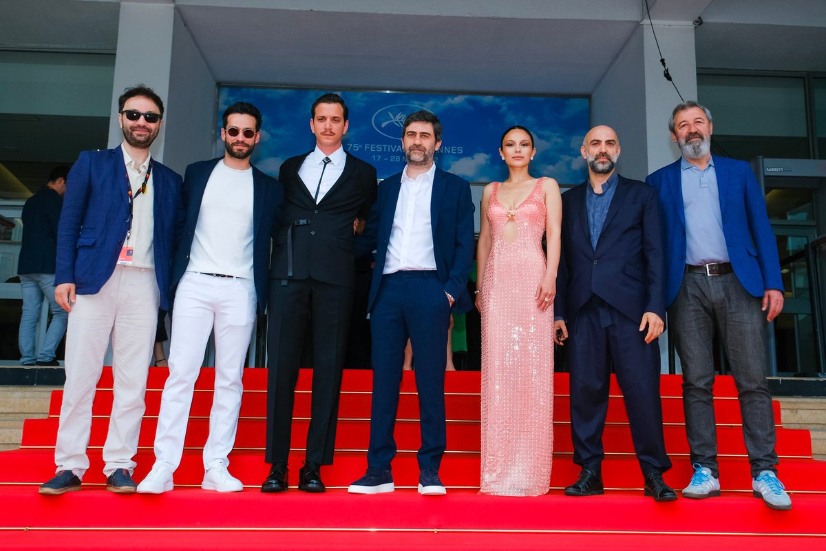 Cannes kırmızı halısından Emin Alper, Ekin Koç, Selin Yenici ve Selahattin Paşalı… 🔥

#KurakGünler || #BurningDays