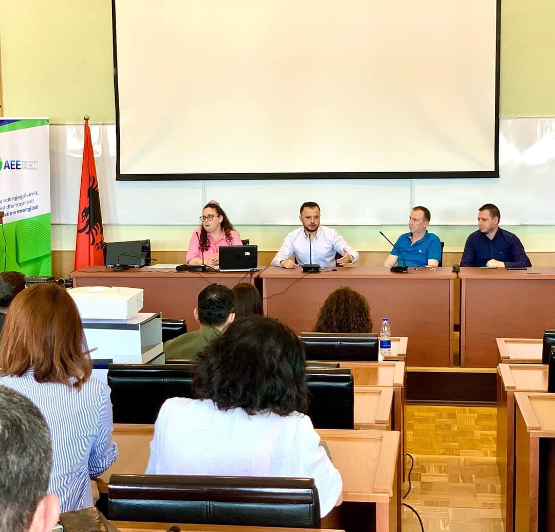 eficencen's tweet photo. 🔛 Java jonë nisi me Menaxherët e Energjisë, ku fokusi kryesor i këtij takimi të hapur ishte rëndësia e punës së tyre dhe përgjegjësitë e secilit në këtë proces. 

#energji #aee_mie_al #eficencëenergjie #menaxherenergjie https://t.co/ou48OzcU0o