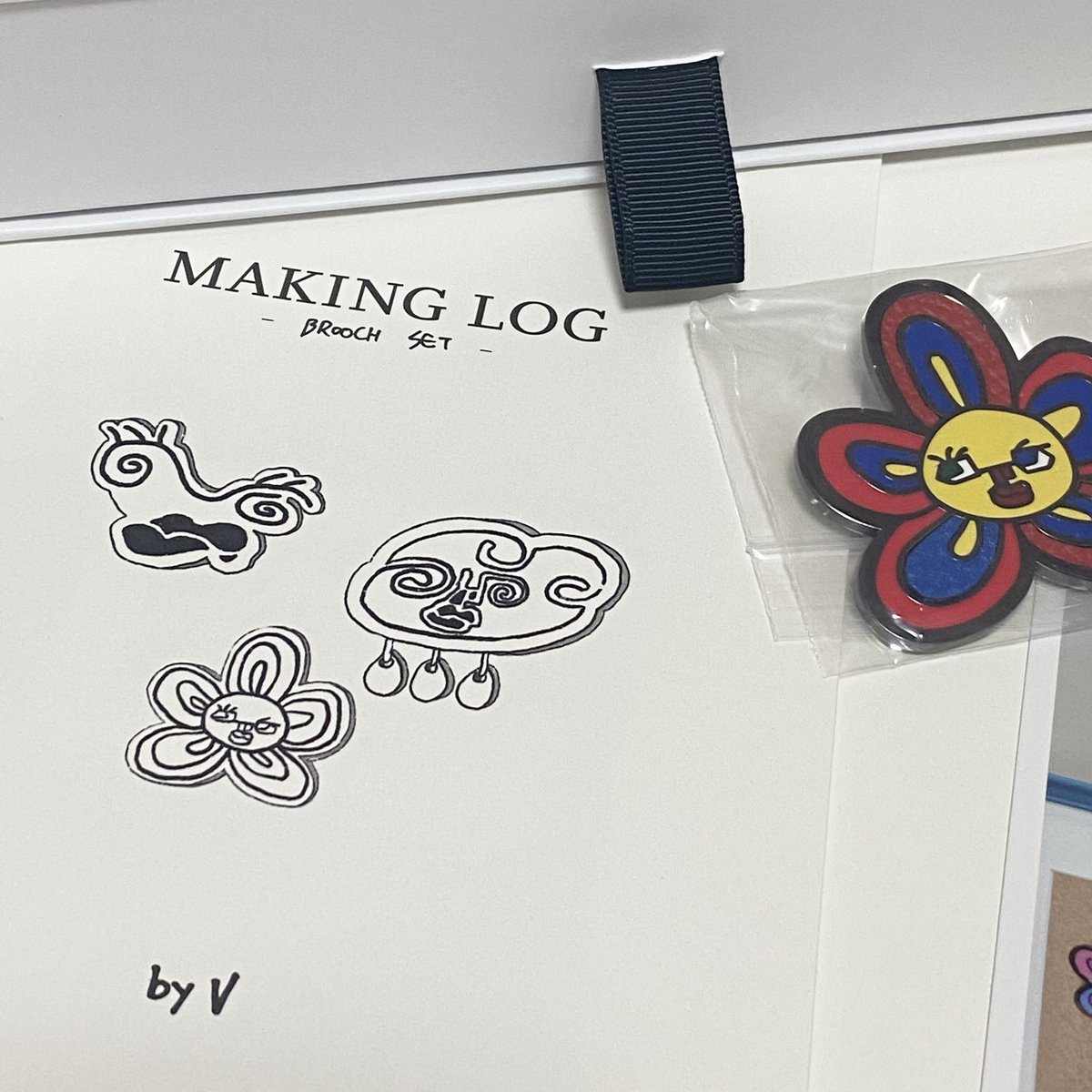 bts_t_h_v_'s tweet photo. #ArtistMadeByBTS
#BTS #V #KimTaehuyng
#BROOCHSET
#Flowerbuddies https://t.co/Oq1M3vroMv